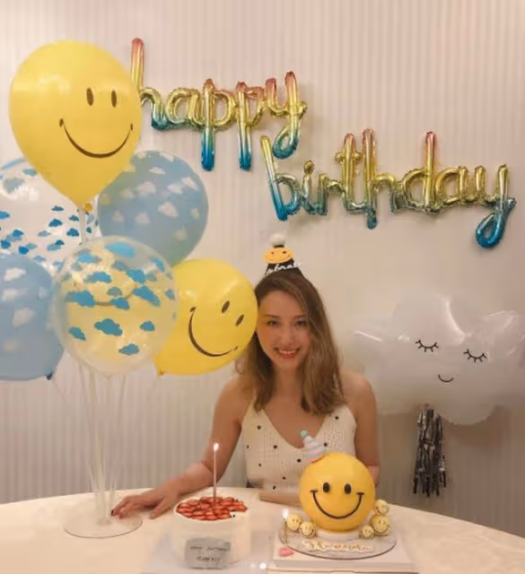 何超雲感情升溫，和未婚夫秀恩愛，在海邊畫上愛心大圖案