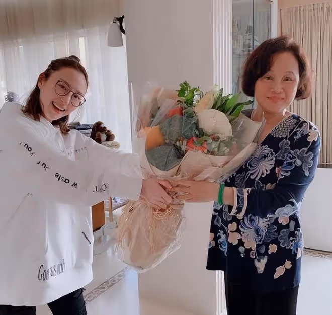 何超雲感情升溫，和未婚夫秀恩愛，在海邊畫上愛心大圖案