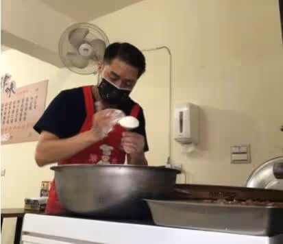 摔馬嵴椎變形！43歲本土劇男星「改行到市場賣肉圓」不畏開店辛勞「卻遭旁邊攤販耳語」近況曝光
