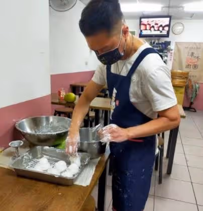 摔馬嵴椎變形！43歲本土劇男星「改行到市場賣肉圓」不畏開店辛勞「卻遭旁邊攤販耳語」近況曝光
