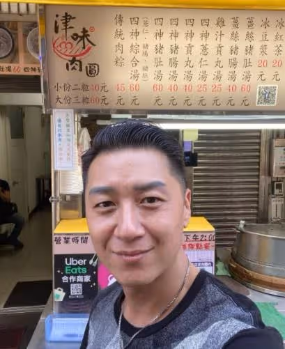 摔馬嵴椎變形！43歲本土劇男星「改行到市場賣肉圓」不畏開店辛勞「卻遭旁邊攤販耳語」近況曝光