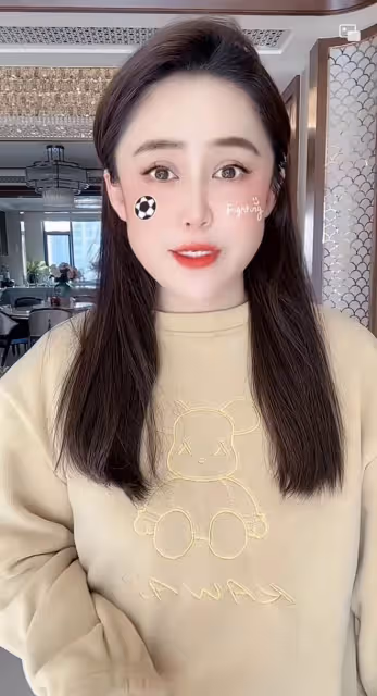 曝長貴小19歲老婆懷二胎！白嫩豐腴孕肚突出，塗指甲喝白酒引爭議