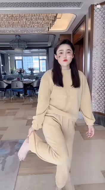 曝長貴小19歲老婆懷二胎！白嫩豐腴孕肚突出，塗指甲喝白酒引爭議