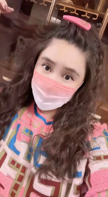 曝長貴小19歲老婆懷二胎！白嫩豐腴孕肚突出，塗指甲喝白酒引爭議