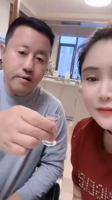 曝長貴小19歲老婆懷二胎！白嫩豐腴孕肚突出，塗指甲喝白酒引爭議