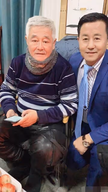 曝長貴小19歲老婆懷二胎！白嫩豐腴孕肚突出，塗指甲喝白酒引爭議