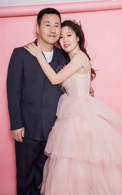 曝長貴小19歲老婆懷二胎！白嫩豐腴孕肚突出，塗指甲喝白酒引爭議