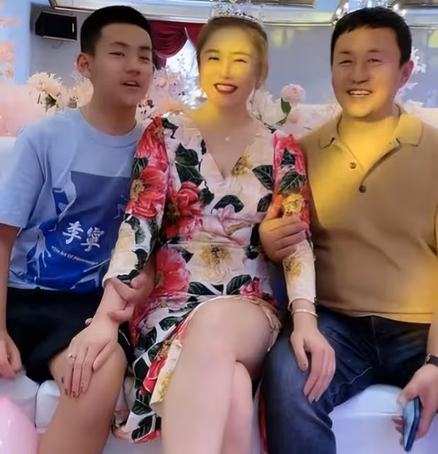 曝長貴小19歲老婆懷二胎！白嫩豐腴孕肚突出，塗指甲喝白酒引爭議