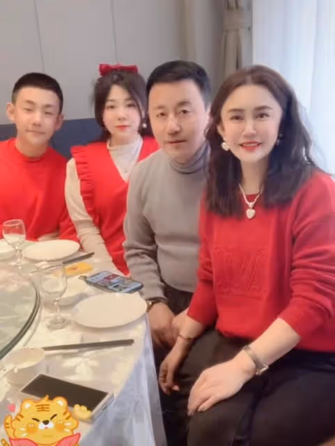 曝長貴小19歲老婆懷二胎！白嫩豐腴孕肚突出，塗指甲喝白酒引爭議