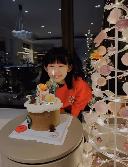 陸毅小女兒美得太驚艷！11歲生日瘦出瓜子臉，高顏值神似林允兒