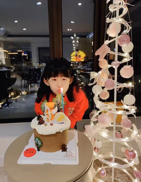 陸毅小女兒美得太驚艷！11歲生日瘦出瓜子臉，高顏值神似林允兒