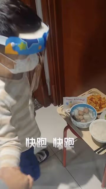 63歲港星李子雄患新冠，4歲兒子暖心送餐，定居內地住宅裝修簡陋