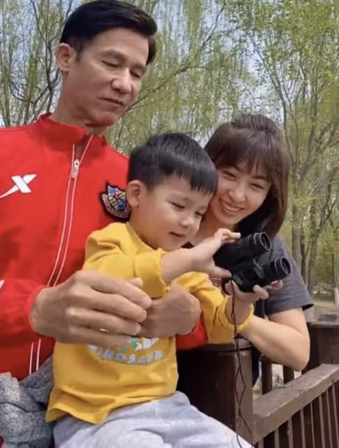 63歲港星李子雄患新冠，4歲兒子暖心送餐，定居內地住宅裝修簡陋