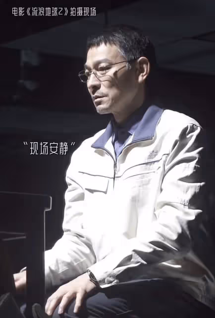 61歲劉德華素顏曝光，鬢角斑白皺紋太顯老，拍戲哭到崩潰演技獲贊
