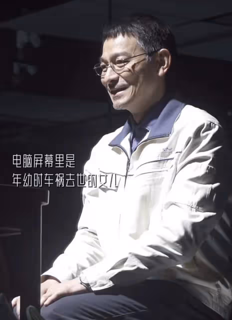 61歲劉德華素顏曝光，鬢角斑白皺紋太顯老，拍戲哭到崩潰演技獲贊