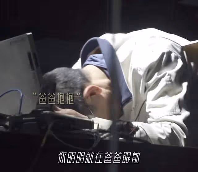 61歲劉德華素顏曝光，鬢角斑白皺紋太顯老，拍戲哭到崩潰演技獲贊