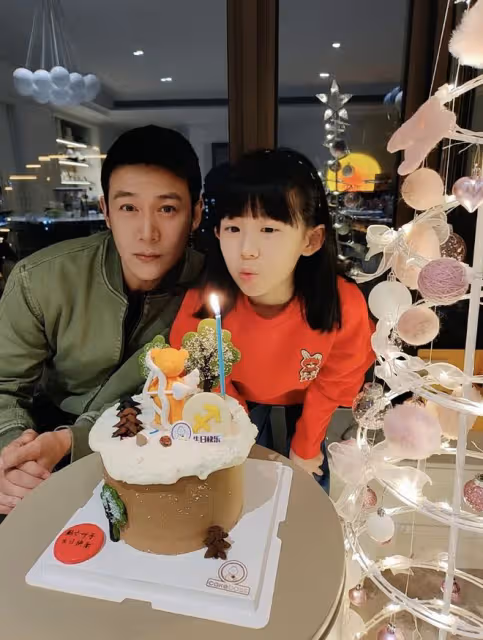 陸毅鮑蕾為11歲小女兒慶生，妹妹文靜甜美，長得越來越像姐姐貝兒