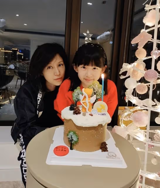陸毅鮑蕾為11歲小女兒慶生，妹妹文靜甜美，長得越來越像姐姐貝兒