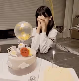 陸毅鮑蕾為11歲小女兒慶生，妹妹文靜甜美，長得越來越像姐姐貝兒