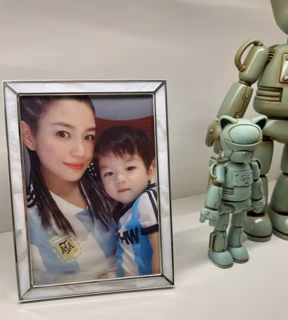 陳妍希曬全家福為6歲兒子慶生，小星星2歲的高清正面照曝光像陳曉