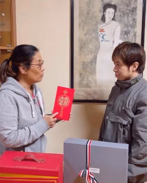 知名港星將榮升岳母，准女婿送面膜眼線筆當聘禮，兩人已相戀15年