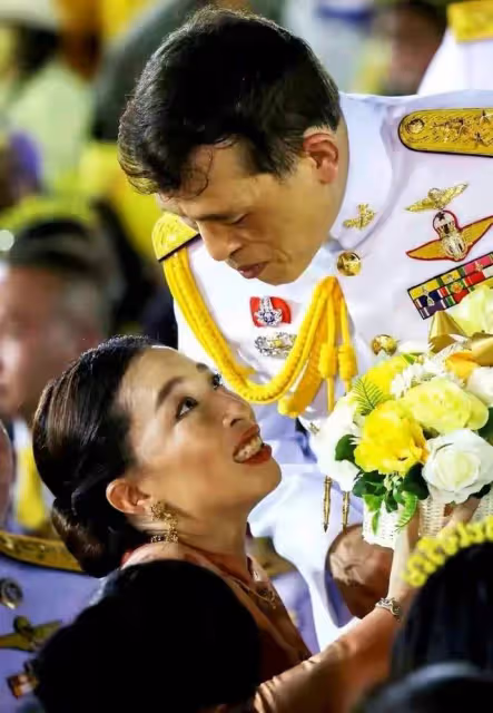 4個老婆30多個嬪妃，女兒妹妹都比他能幹，泰國瑪哈國王幸福躺平