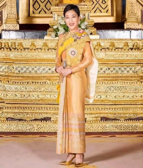 4個老婆30多個嬪妃，女兒妹妹都比他能幹，泰國瑪哈國王幸福躺平