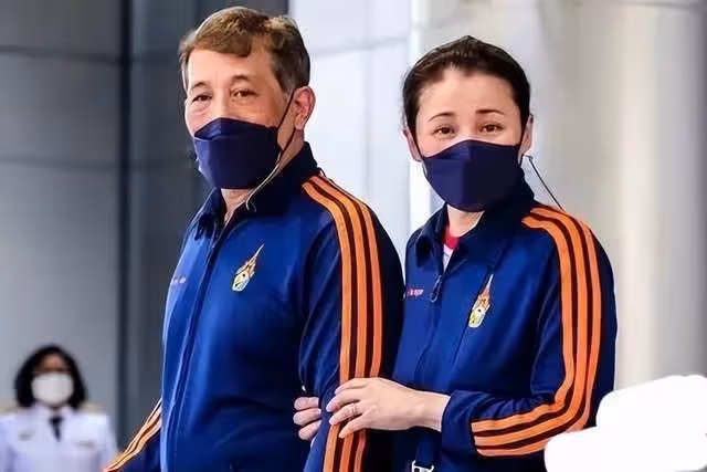 4個老婆30多個嬪妃，女兒妹妹都比他能幹，泰國瑪哈國王幸福躺平