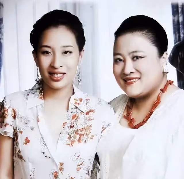 4個老婆30多個嬪妃，女兒妹妹都比他能幹，泰國瑪哈國王幸福躺平