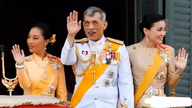 4個老婆30多個嬪妃，女兒妹妹都比他能幹，泰國瑪哈國王幸福躺平