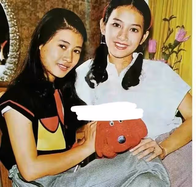 4個老婆30多個嬪妃，女兒妹妹都比他能幹，泰國瑪哈國王幸福躺平