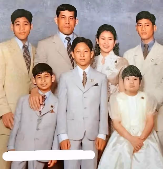 4個老婆30多個嬪妃，女兒妹妹都比他能幹，泰國瑪哈國王幸福躺平