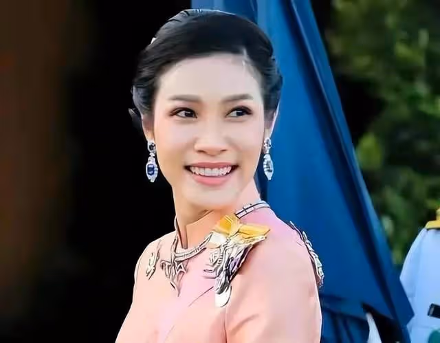 4個老婆30多個嬪妃，女兒妹妹都比他能幹，泰國瑪哈國王幸福躺平