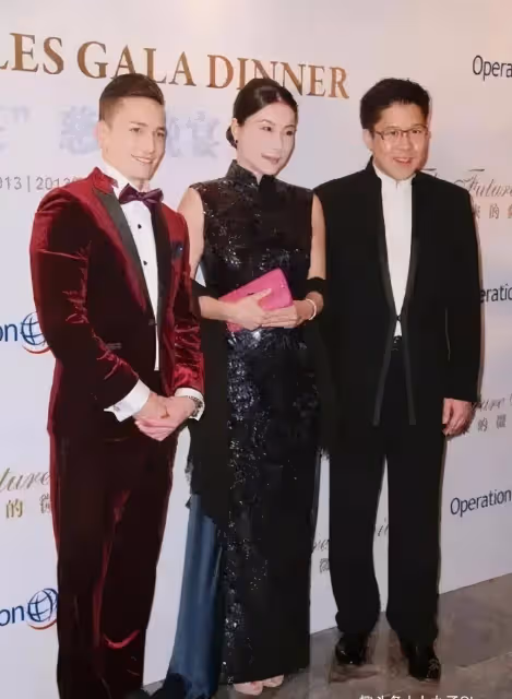 郭晶晶霍啟剛合體亮相活動，亮片旗袍大秀魔鬼身材，美成畫報名媛