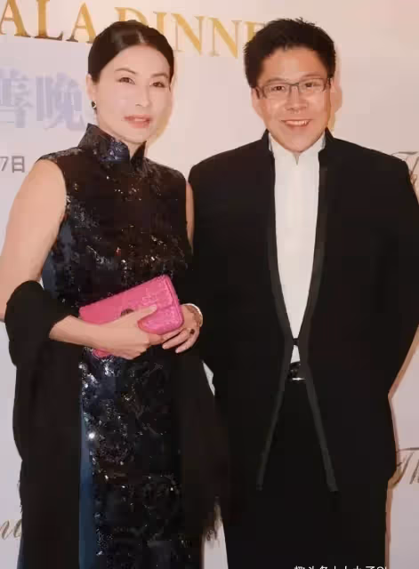 郭晶晶霍啟剛合體亮相活動，亮片旗袍大秀魔鬼身材，美成畫報名媛