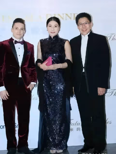 郭晶晶霍啟剛合體亮相活動，亮片旗袍大秀魔鬼身材，美成畫報名媛