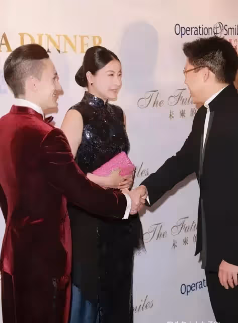 郭晶晶霍啟剛合體亮相活動，亮片旗袍大秀魔鬼身材，美成畫報名媛