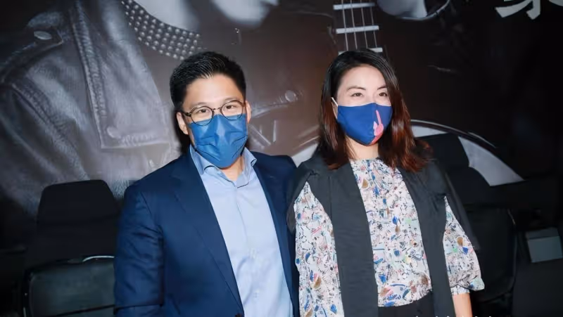 郭晶晶霍啟剛合體亮相活動，亮片旗袍大秀魔鬼身材，美成畫報名媛