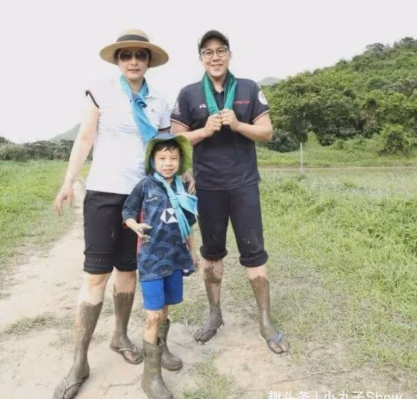 郭晶晶霍啟剛合體亮相活動，亮片旗袍大秀魔鬼身材，美成畫報名媛