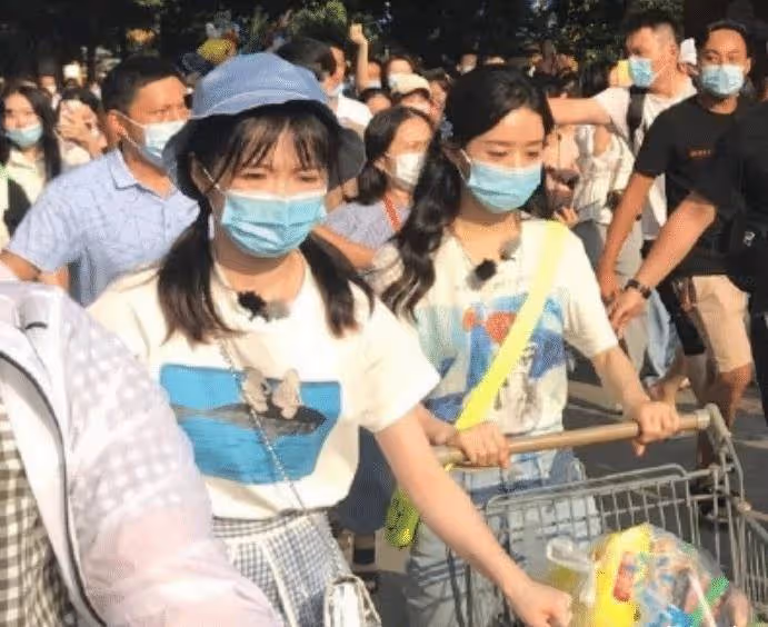 李浩菲跟趙麗穎自拍，粉絲卻說美顏太過了，李浩菲反應太機靈了吧