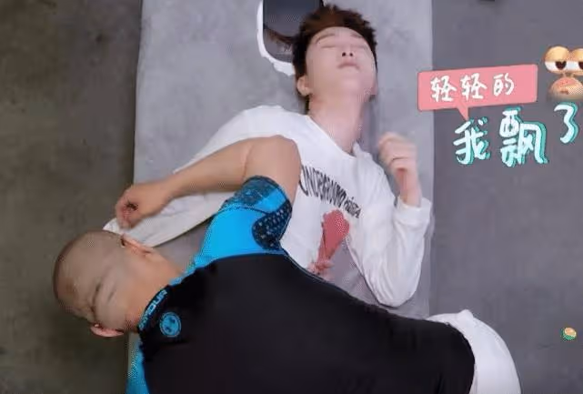 范丞丞正骨扭腰不算啥，給他掰腿時，誰注意表情？一眼看出裝沒裝