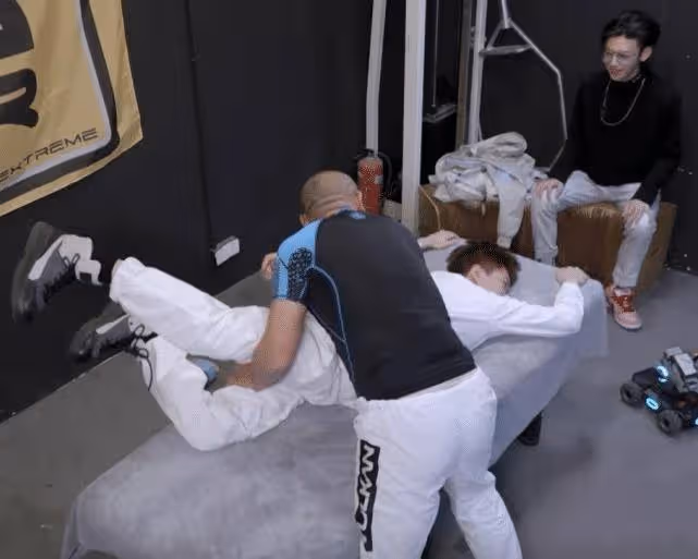 范丞丞正骨扭腰不算啥，給他掰腿時，誰注意表情？一眼看出裝沒裝