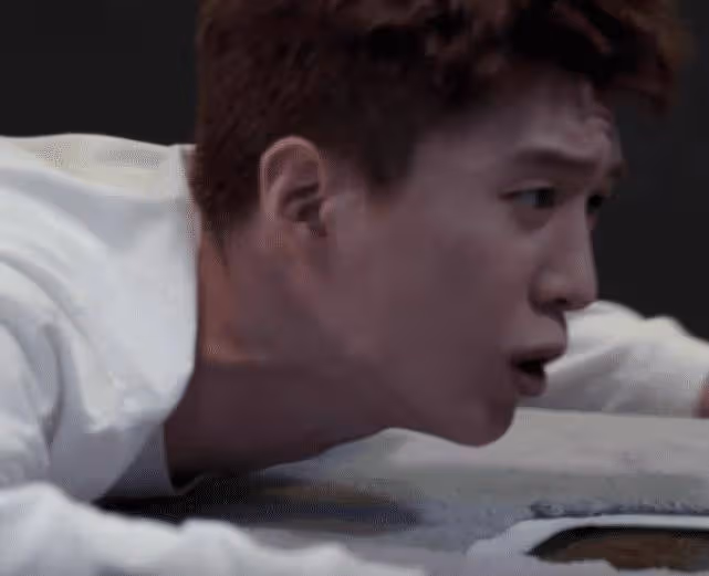 范丞丞正骨扭腰不算啥，給他掰腿時，誰注意表情？一眼看出裝沒裝