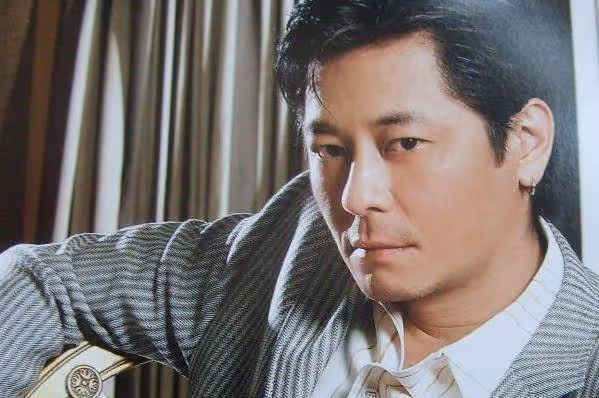 香港歌手風雲人物王傑，本以為嗓音被人嫉妒下藥，沒想到童年家庭如此痛心