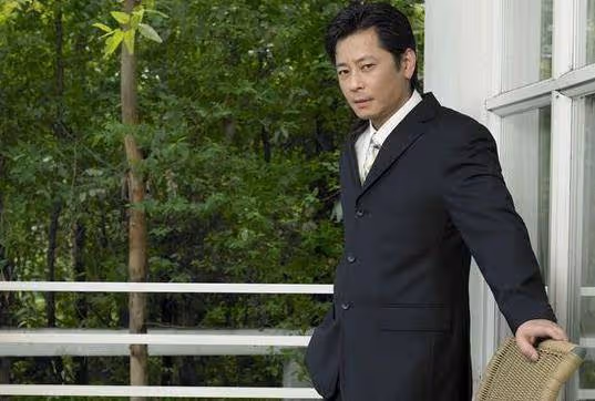 香港歌手風雲人物王傑，本以為嗓音被人嫉妒下藥，沒想到童年家庭如此痛心