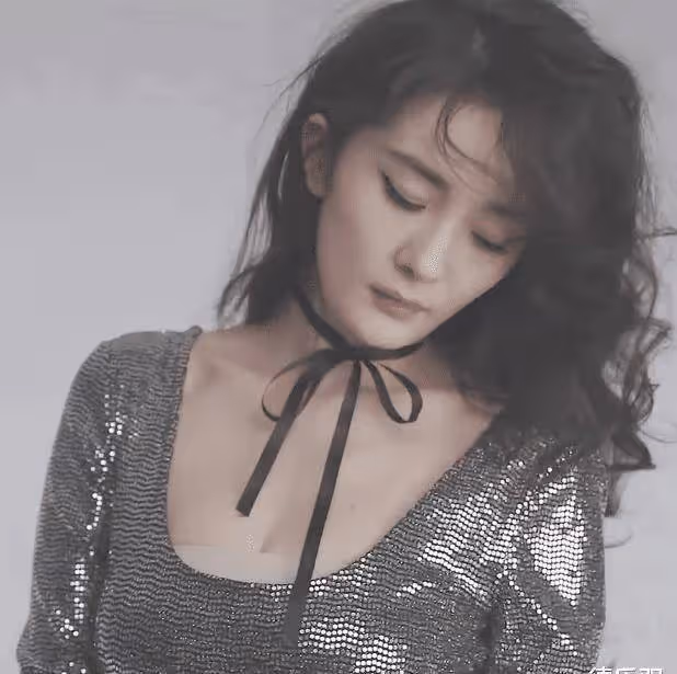 助理「直拍」楊冪，故意不開美顏，看清眼皮，我沒眼花吧？
