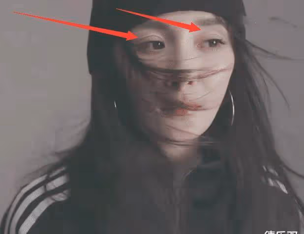 助理「直拍」楊冪，故意不開美顏，看清眼皮，我沒眼花吧？
