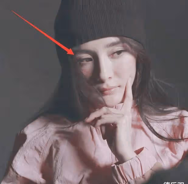 助理「直拍」楊冪，故意不開美顏，看清眼皮，我沒眼花吧？