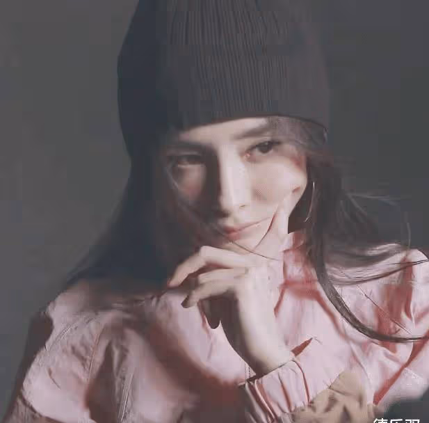 助理「直拍」楊冪，故意不開美顏，看清眼皮，我沒眼花吧？
