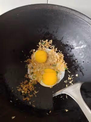 蝦皮炒雞蛋(快點補鈣！)